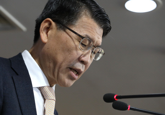 은성수 금융위원장이 지난 14일 정부서울청사에서 '고위험 금융상품 투자자 보호 강화를 위한 종합 개선 방안'을 발표하고 있다. 금융위원회 제공